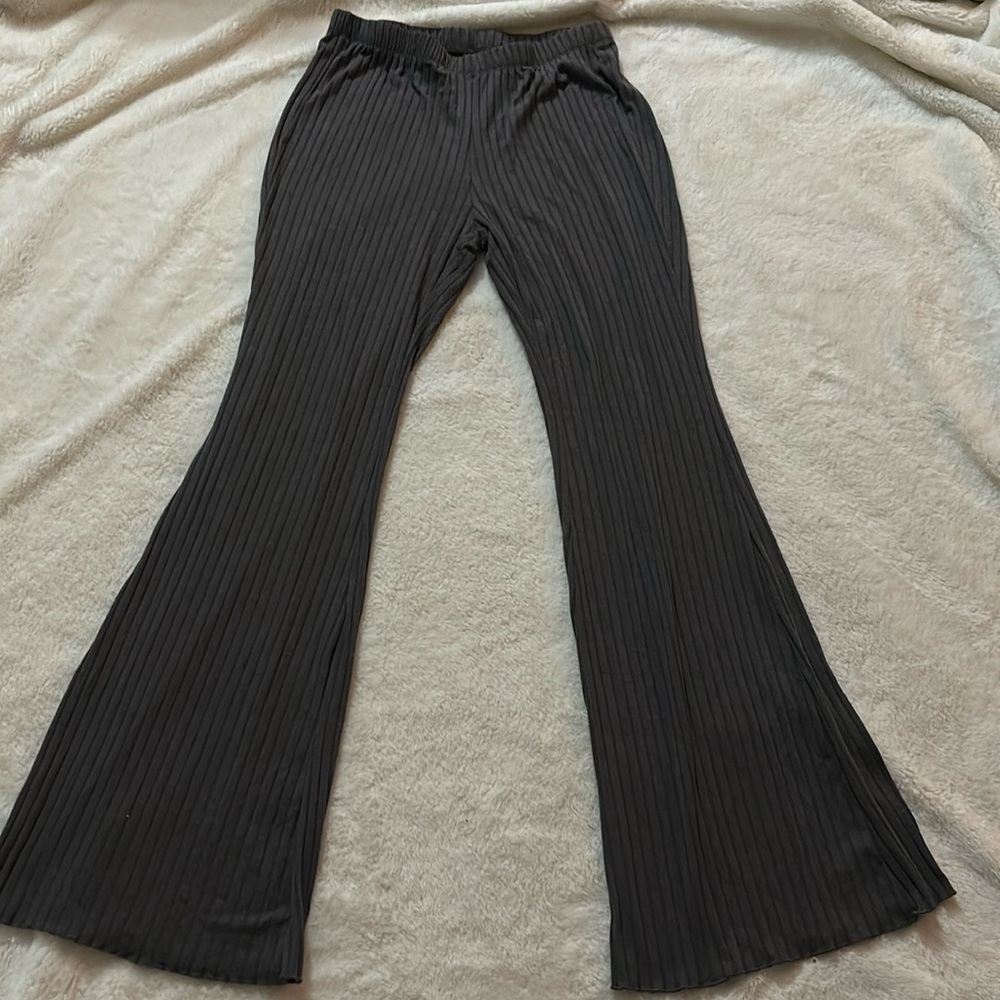 cleaning out closet, flared leggings, brand Shein, size M (stretchy) color gray
